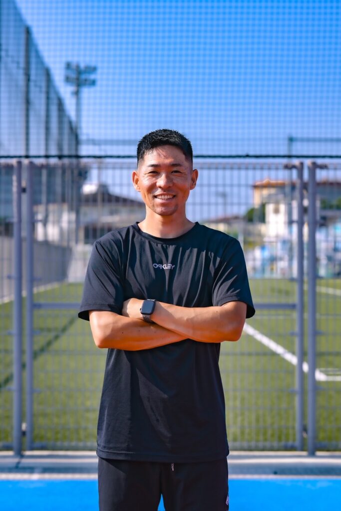 高機能足袋型ソックス、ゼログラのアンバサダーに就任した、九鬼巧さんの画像。単距離、元日本代表、鬼のスタートでもSNSなどで人気を集める。
九鬼さんがスポーツソックスを履いての感想を語る